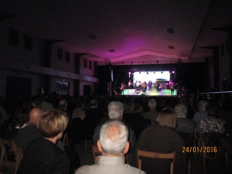 La Sala de l'Ateneu s'omple de gom a gom per gaudir del concert i ball amb l'Orquestra Nova Saturno, l'acte que tanca la festa petita de Borrassà.